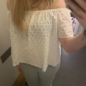 blus - super söt topp! Som man kan ha of shoulder men även vanlig💗