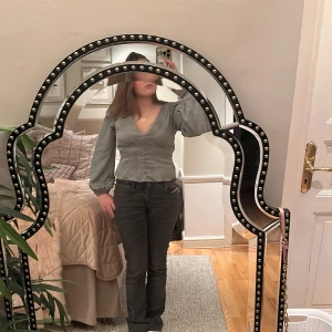 Mango blus - Supersöt mangoblus som blivit lite för liten o sällan kommer till användning för min stil! Verkligen supersöt o knappt använd strl S men passar M likaså