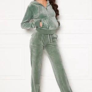 JUICY SET  - säljer mitt gröna juicy set som ja köpte för ca ett år sen, använt rätt flitigt men inga defekter elr liknande utom att metallgrejerna på snörena har lossnat på byxorna, delarna kan säljas separat, kom priv för fler bilder elr frågor 💓💓