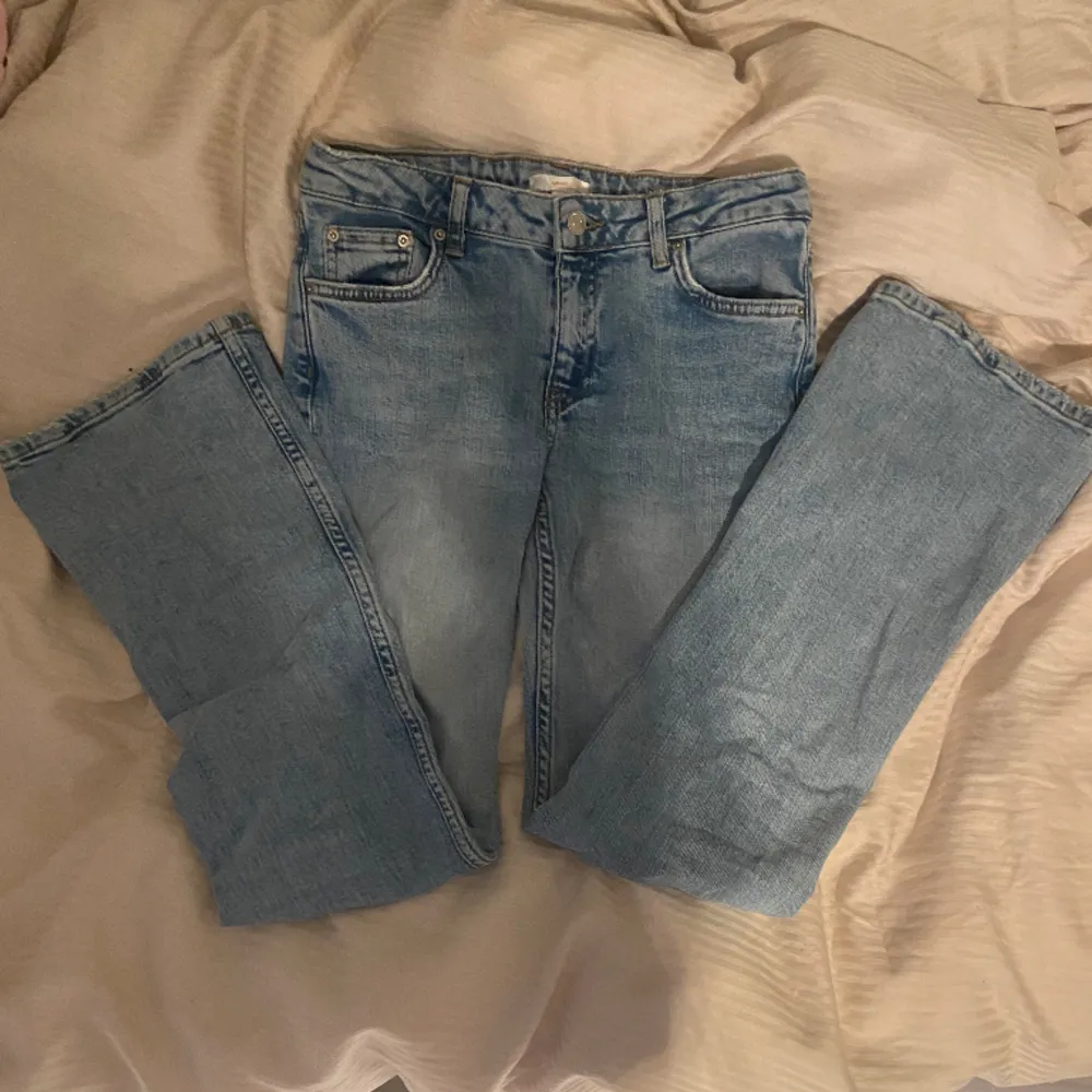 Säljer ett par jeans från Young Gina då det är för små och jag inte använder de💘 de är low/midwaist skulle jag säga och bootcut/straight. Bilden när jag har de på är inte så tydlig så kom privat för mer bilder och information 💘. Jeans & Byxor.
