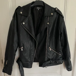 Skinnjacka - Oversized skinnjacka från Missguided❗️❗️ Säljer eftersom den inte kommer till användning :/ Köparen står för ev frakt 🫶🏽