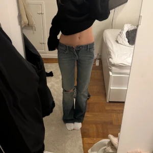 lågmidjade jeans - snyggaste jeansen, älskar de men kan tyvärr inte stänga de då de är försmå. jätte snygg tvätt typ grå/blå. midjemått 34/45cm innerbenslängden 79/80cm