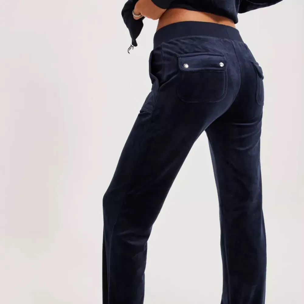 Modell: DEL RAY POCKET PANT I en jättefin mörkblå färg!!♥️ Säljer på grund av att jag köpte två, därav är de endast använda någon gång! Skriv för fler bilder💕💕. Jeans & Byxor.