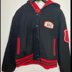 Varsity jacka  - Jättefin varsity jacka som är köpt här på Plick. Har lite slitningar på insidan. Står ingen storlek men passar mig som är XS/S.