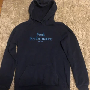 Peak Performance hoodie - Hoodien är tunt fodrad inuti.Hoodien saknar bandet annars är det inget som är fel 😊säljs ganska dyrt men nypris är 659-1300