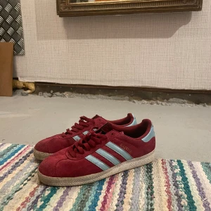 Adidas  - Säljer dessa snygga och unika skor, Ser att de är använda men fint skick säljer då de inte kommer till användning hemma