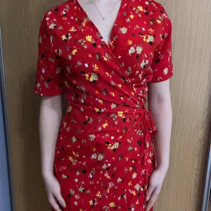 Röd blommig klänning