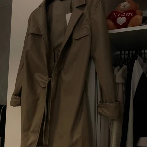 Beige regnkappa - Beige regnkappa från Zara. Så fin färg och justerbar. Älskar älskar älskar! Tveka inte höra av er vid ytterligare funderingar!☺️