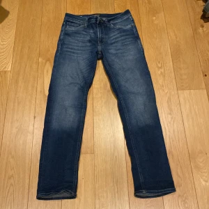 Mörkblåa Jack n Jones jeans - 28-30 Model: Regular/ Clark  Ny pris 999kr Säljs för 399kr