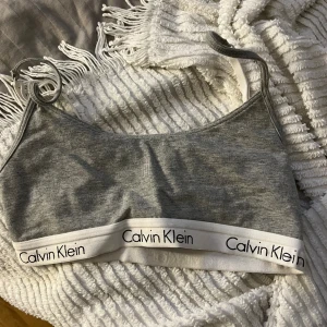 Calvin klein topp - Använd fåtal gånger 1-2 ggr. Äkta calvin klein, är strl s men funkar xs. Justerbara band.