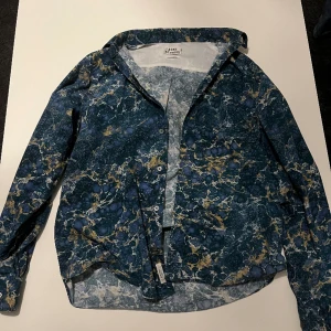 Acne studios skjorta - Tja säljer nu min skjorta ifrån acne studios inga fel på den använd 1 gång eftersom att den var för stor köpt för 1200 väldigt sällsynt svår att få tag i