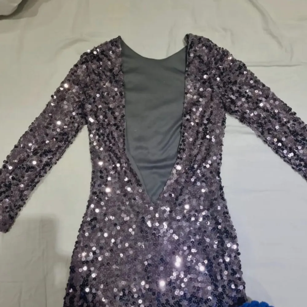 party dress worn once only on graduation. no bra needed with it since it is good layer and glitter. size xs-s. Klänningar.