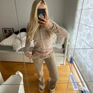 Beige juicy couture set - Ett beige juicy couture set. Jättefint och knappt använd. Hör av dig vid fler frågor🩷