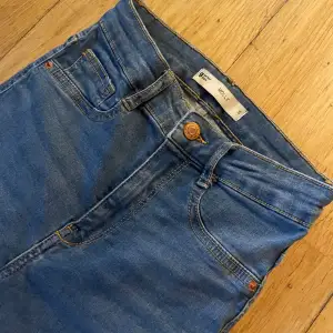 Dessa jeans sitter så sjukt bra på, man får en jätte fin rumpa i dom. Storlek S, väger 386 gram så frakten blir 72 kronor.