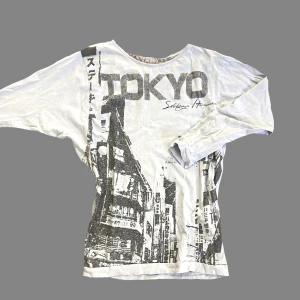 snygg Tokyo tröja 🦢 - LJUSBLÅ långärmad snygg tröja med fint silver tryck! 🕸️