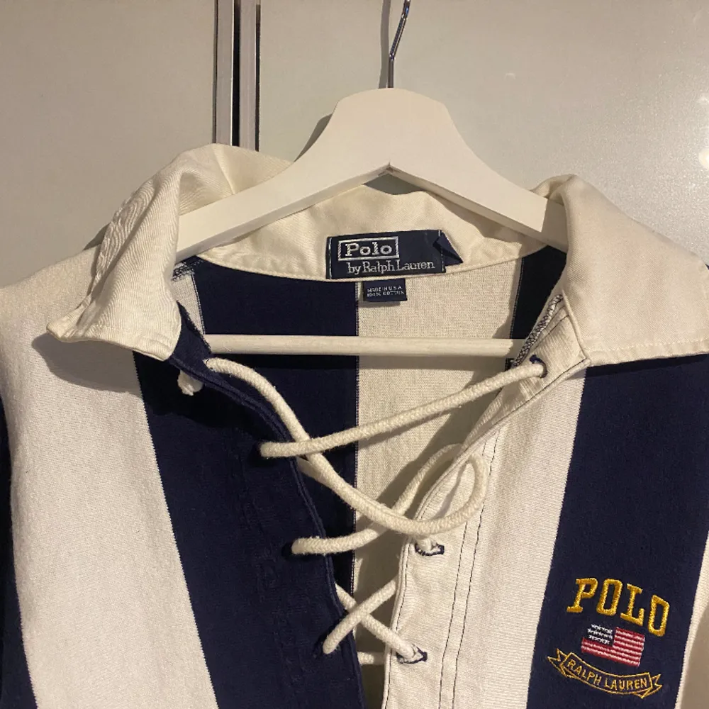 En snygg tröja från polo som kan vara snygg över T-shirten eller skjortan!  Den sitter som Large. Nypris 1500. Neuleet.