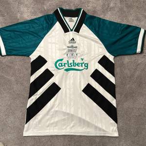 En ”vintage” reprint Liverpool borta 93/94 tröja. är inte orginal utan nygjord 