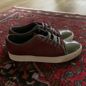 Lanvins  - Tja säljer mina lanvins uk 9. Skön vinröd färg. Har tvär ingen box eller dustbag. Priset kan diskuteras. Skriv om ni har några frågor !