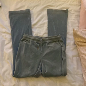 mys byxor - Jätte fina mjuka byxor köpt på Gina för 229kr. Aldrig använt, säljer för 100kt. storlek xs eller barn 158