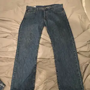 Ett par Levis jeans 501 i storlek 38x32