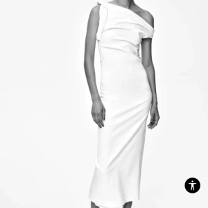 Vit klänning från Zara - En vit klänning från Zara, aldrig använd (se bild med etikett). Storlek S.