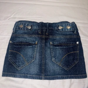 Low waist jeans skirt - Köptes second hand. I bra skick !  Skriv gärna privat för mått😊