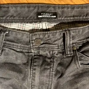 Feta Burberry jeans. ✨Skick 9/10✨ Måtten är: Midja 43 cm, Ben längd 108 cm, Innerben längd 80 cm, Benöppning 28 cm.  Priset är inte fast vid snabb affär.