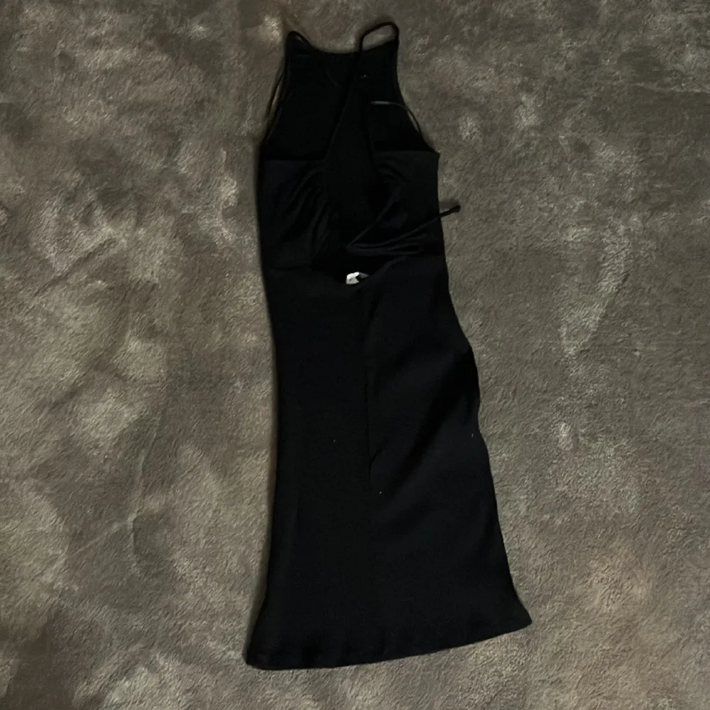 En fin svart mellan lång klänning från hm, aldrig använt så den då som ny, väldigt fin i ryggen då den är öppen med en korsning, storlek s men passar xs också!!. Klänningar.