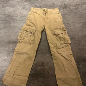 Coola cargobyxor - Super coola cargo byxor från polo Ralph lauren. Uppklippta där nere för att göra dem längre men inga andra defekter