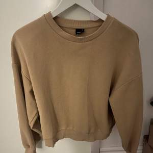 Beige tröja från Gina tricot i storlek xs, använd ett fåtal gånger 
