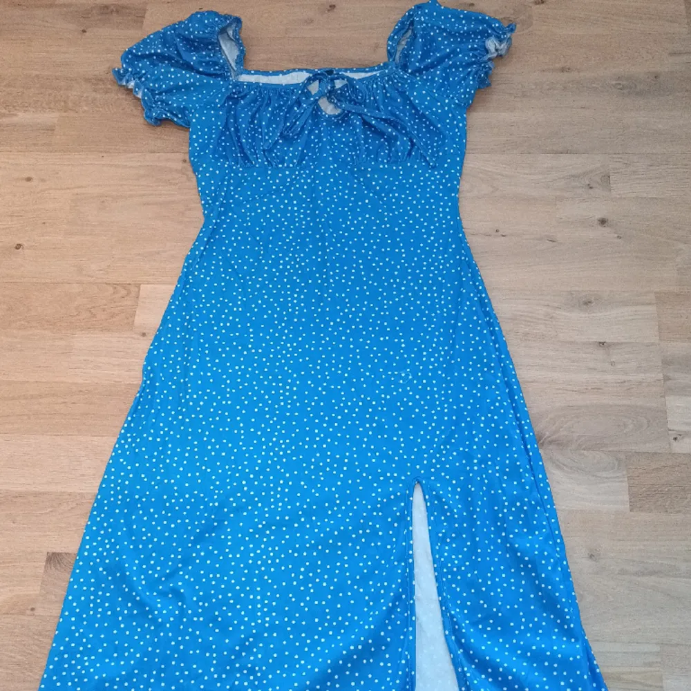 Jätte fin blå klänning med prickar från shein! Endast använd 1 gång så super bra skick på den!🫶🏻. Klänningar.