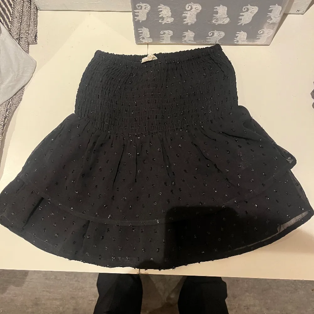 Super fin volang kjol med glitter detalj från Gina tricot. Använd en gång och är i mycket bra skick. Stretchigt material 🩷. Kjolar.
