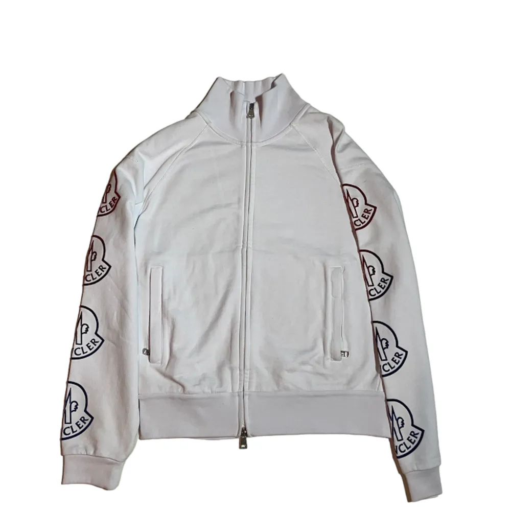 (Org pris. 10k kr) Detta är en stilren zip hoodie från Moncler som inte går att hitta längre. Det är köpt på Monclers boutique i USA, Woodbury. Den är helt oanvänd och storleken är L men passar M. Den är 100% äkta och kvitto och andra bevis finns.. Hoodies.