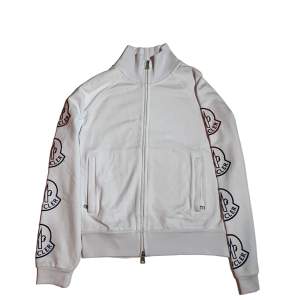 (Org pris. 10k kr) Detta är en stilren zip hoodie från Moncler som inte går att hitta längre. Det är köpt på Monclers boutique i USA, Woodbury. Den är helt oanvänd och storleken är L men passar M. Den är 100% äkta och kvitto och andra bevis finns.