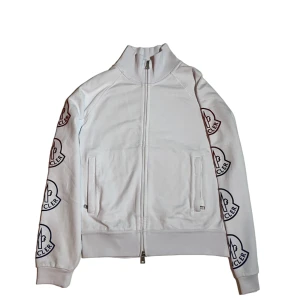Moncler Maglia Zip Cardigan - (Org pris. 10k kr) Detta är en stilren zip hoodie från Moncler som inte går att hitta längre. Det är köpt på Monclers boutique i USA, Woodbury. Den är helt oanvänd och storleken är L men passar M. Den är 100% äkta och kvitto och andra bevis finns.