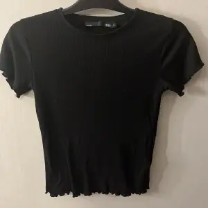 En basic svart t-shirt, storlek: S Bra skick säljer då den inte används längre. 