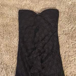 Kort svart klänning med spets och inbyggd bh