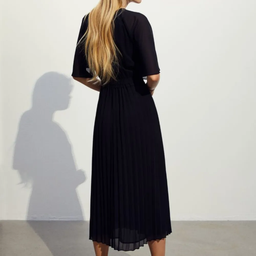 Så fin svart plisserad klänning från H&M!!  storlek S,men passar även som M.  Djurfritt och rökfritt hem.. Klänningar.