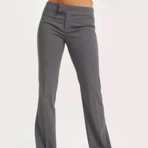 Low waist kostymbyxor🍸 - Low Waits kostymbyxor från Nelly som inte kommer till användning, sitter jättebra😍😍😍