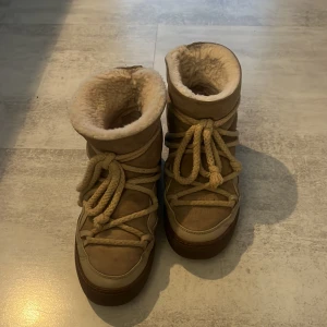 Inuikki - Säljer mina inuikkis som jag inte andvänder längre. Dom är i strl 39, de är lite nertrampada, alltså fodret är inte lika fluffigt som nyköpta! Annars ser dom ut som dom ska göra! Säljer dom för betydligt lägre pris då nypris är 2699kr.