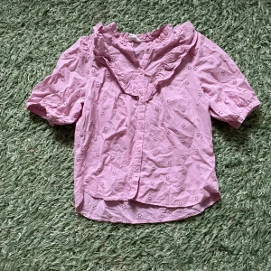 Rosa blus - Ny skick använd använd 2 gånger. Secondhand så kanske använd fler gånger. Inte min stil annars fin 🩷