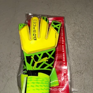 Nya PUMA Målvaktshandske evoSPEED 1.5 - Gul/Grön - Nya målvaktshandskar PUMA i storlek 8 1/2