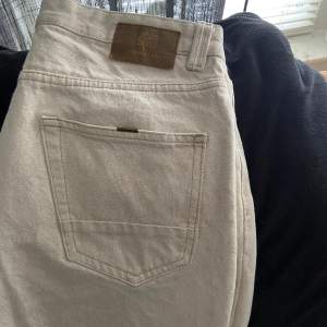 Säljer dessa oanvända Springfield jeans pga för långa.  Modellen är relaxas fit och storlek 30/30. Pris kan diskuteras vid smidig affär, kan samfrakta med andra annonser!