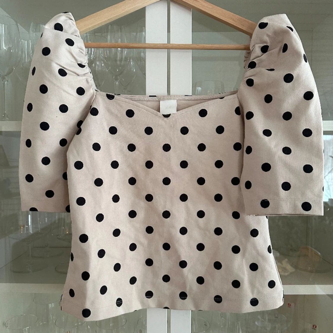 Prickig topp med puffaxlar