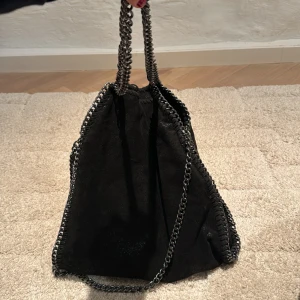 stella mccartney liknande väska  - Jätte fin nästan oanvänd  Kan tänka mig byta mot den mindre modellen 🥰