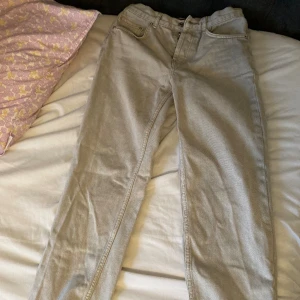 Grå denimbyxor - Superfina och bekväma byxor, säljer då de är för små för mig. ( Frakt inkluderad) 