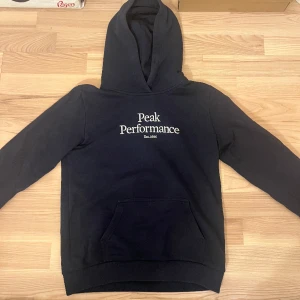 Peak performance  - Peak performance tröja i storlek 160, tröjan är nästan oanvänd, köpt för 700 men säljs för 100kr