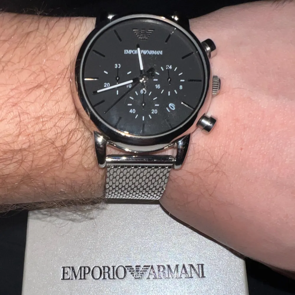 Nu säljer jag min fina klocka från Emporio Armani. Klockan har inte använts mycket alls och den har topp kvalité! Den är perfekt för dig som gillar att sticka ut lite men ändå inte alldeles för mycket!. Accessoarer.
