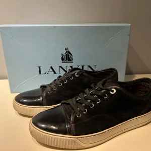 Lanvin skor - Kollar intresse på dina Lanvin Captoe. 7/10 skick//storlek 7 men passar 42/43//Tyvär har dem en defekt på baksida insida//skriv vid intresse/fler bilder/mer info. Mvh Alexander