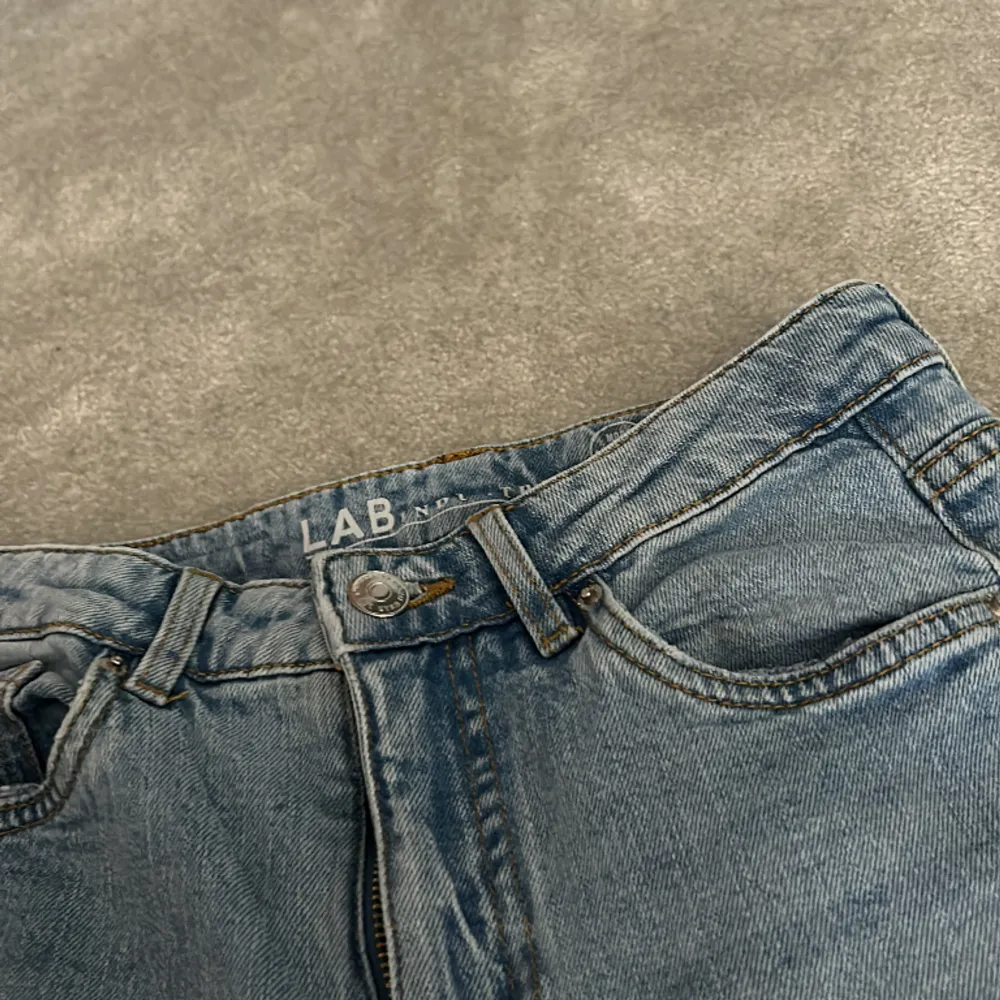 Bra skick, pytteliten fläck vid knät som knappt syns, jätte sköna👌🏼❤️passa på innan nån annan hinner före❤️. Jeans & Byxor.